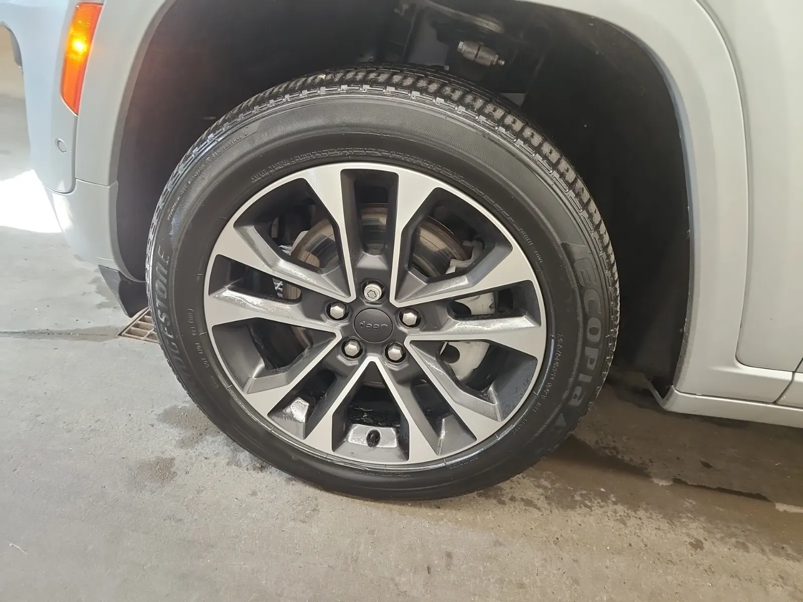 Front driver wheel/tire photo