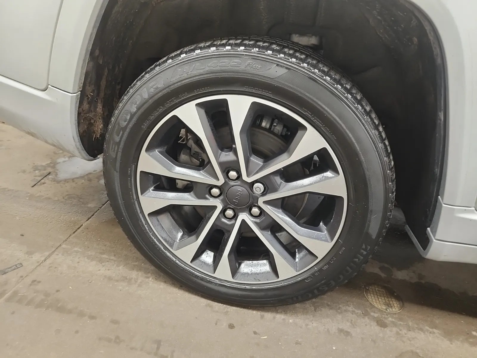 Right Rear Wheel/Tire Photo