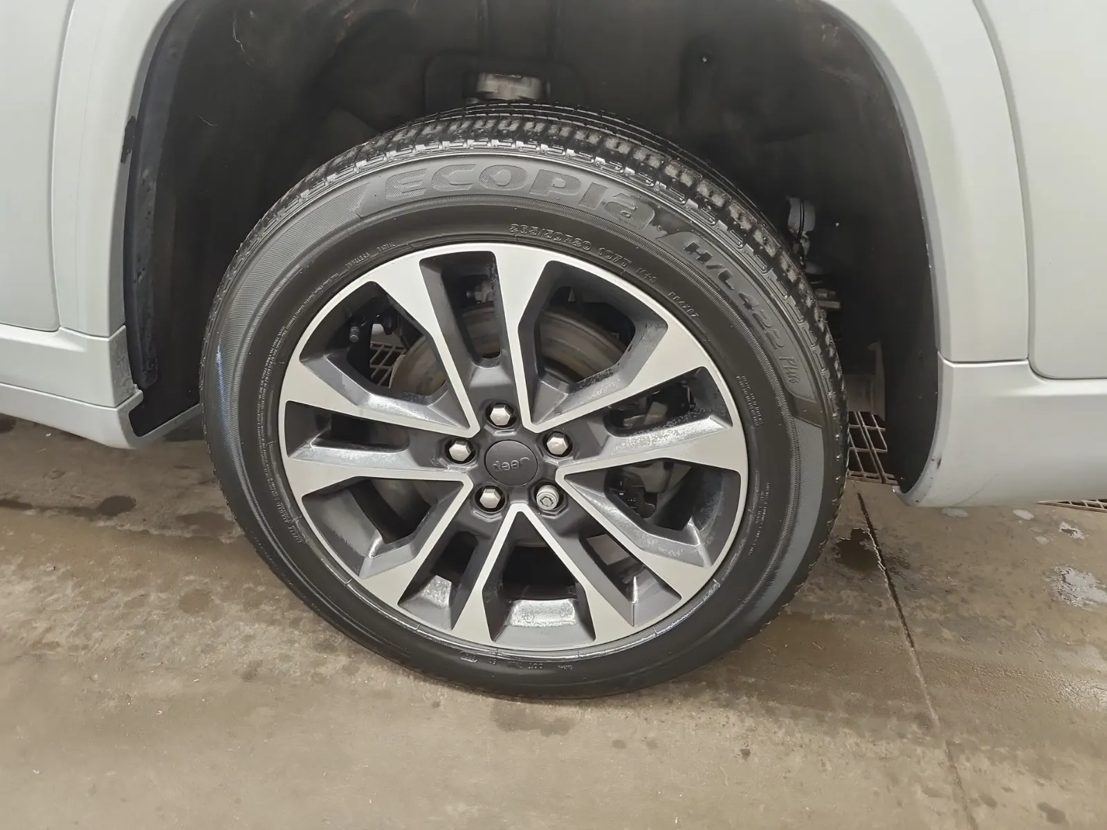 Left Rear Wheel/Tire Photo