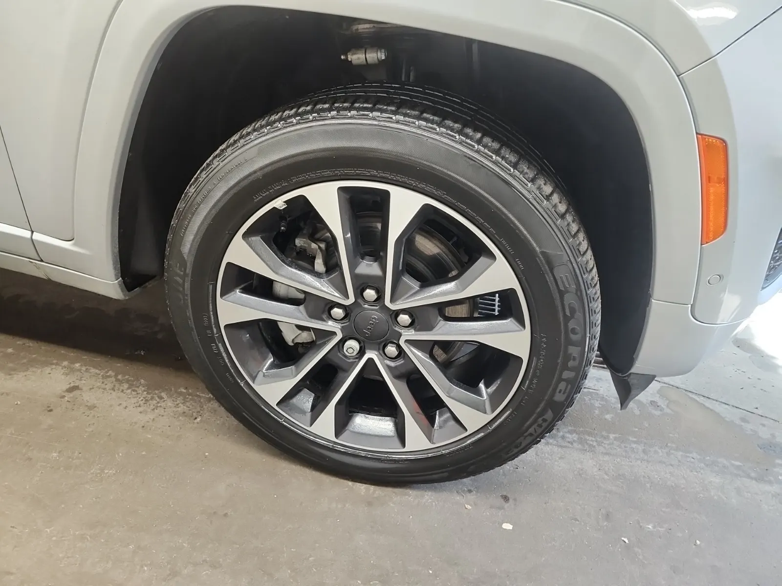 Right Front Wheel/Tire Photo