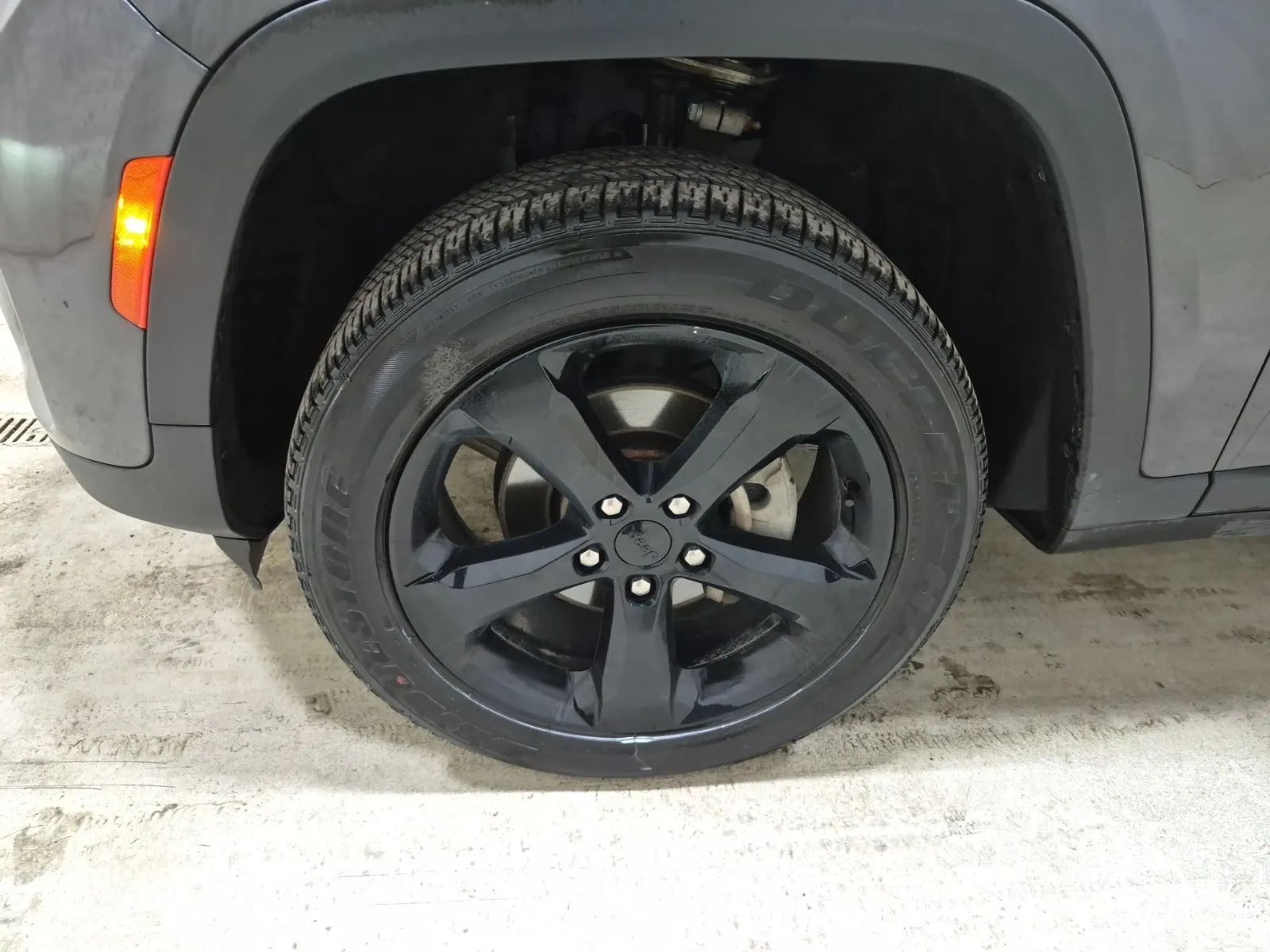 Front driver wheel/tire photo