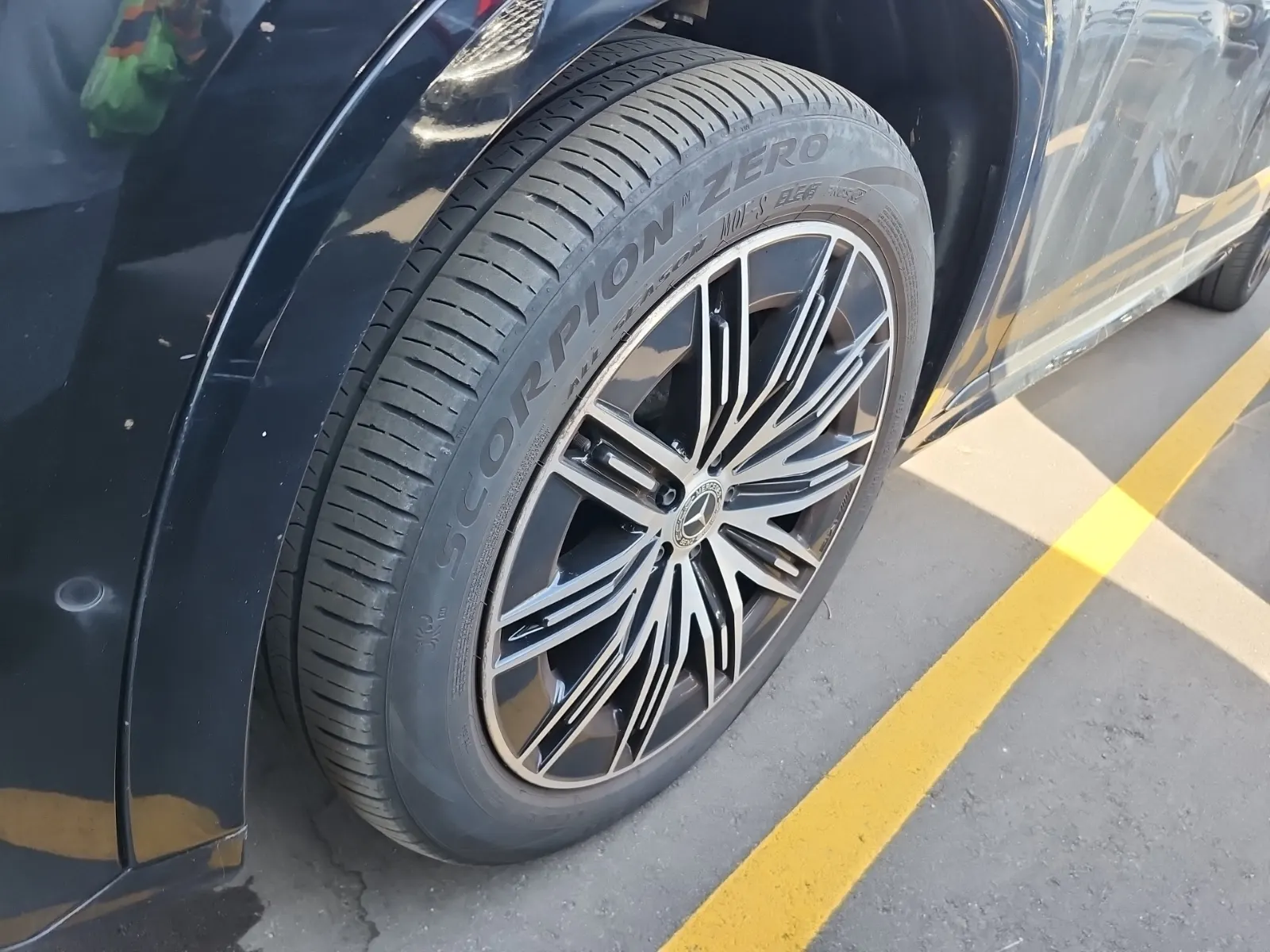 Front driver wheel/tire photo