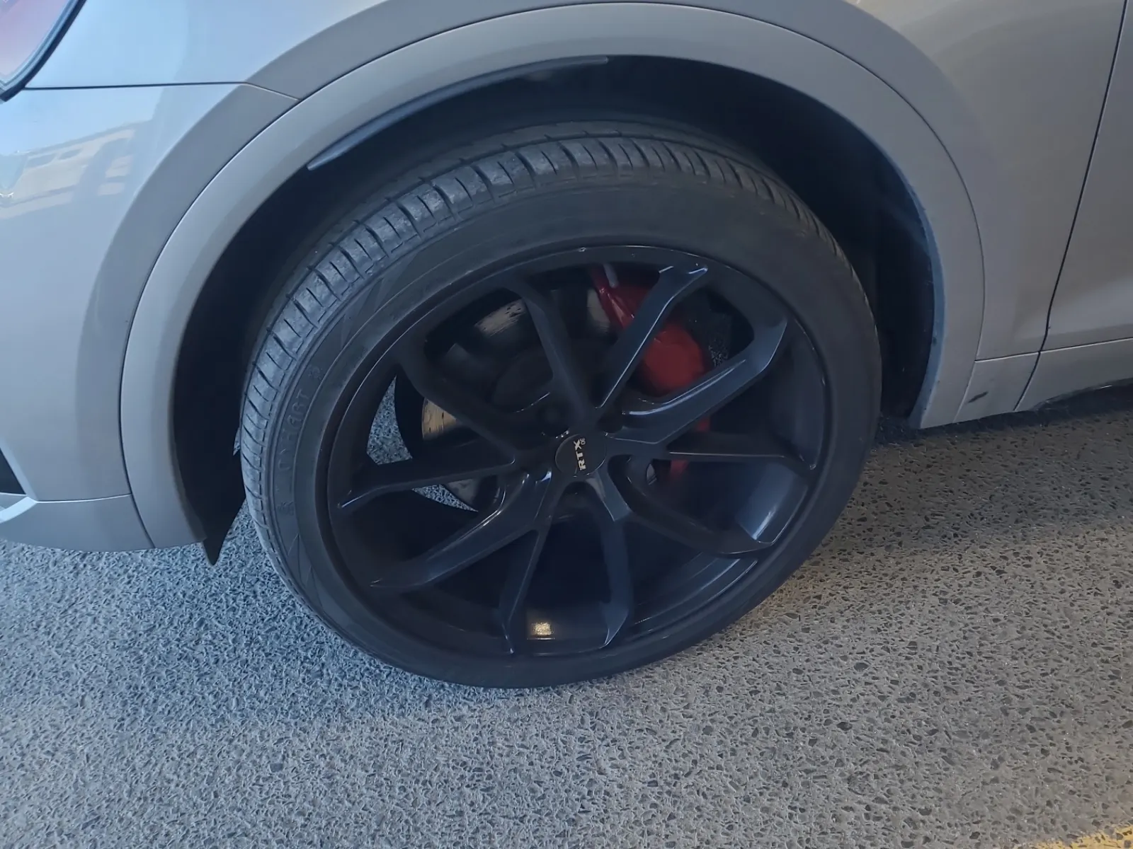 Front driver wheel/tire photo