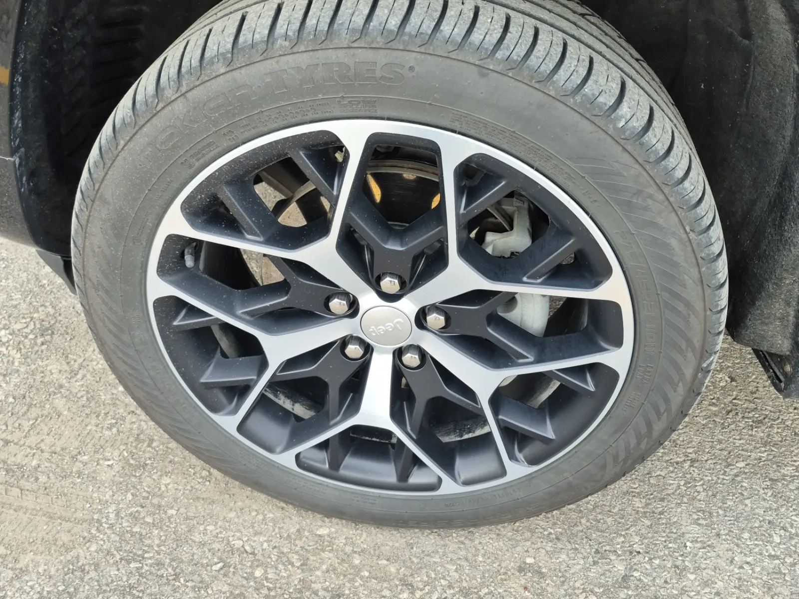 Front driver wheel/tire photo