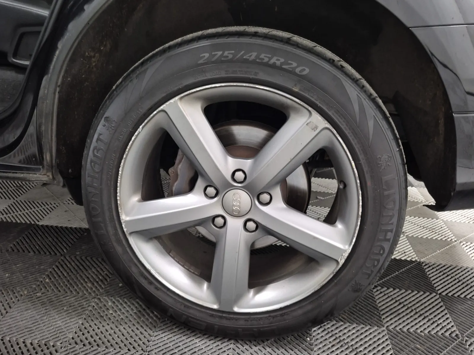 Left Rear Wheel/Tire Photo