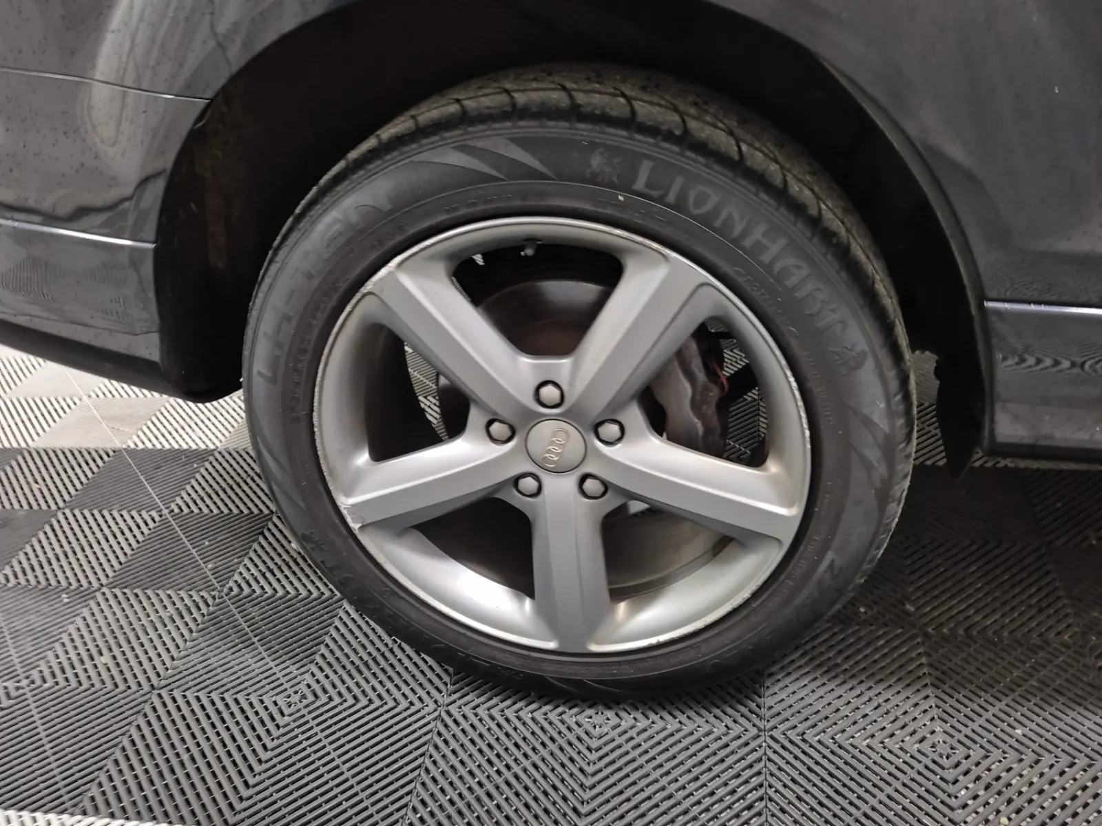 Right Rear Wheel/Tire Photo