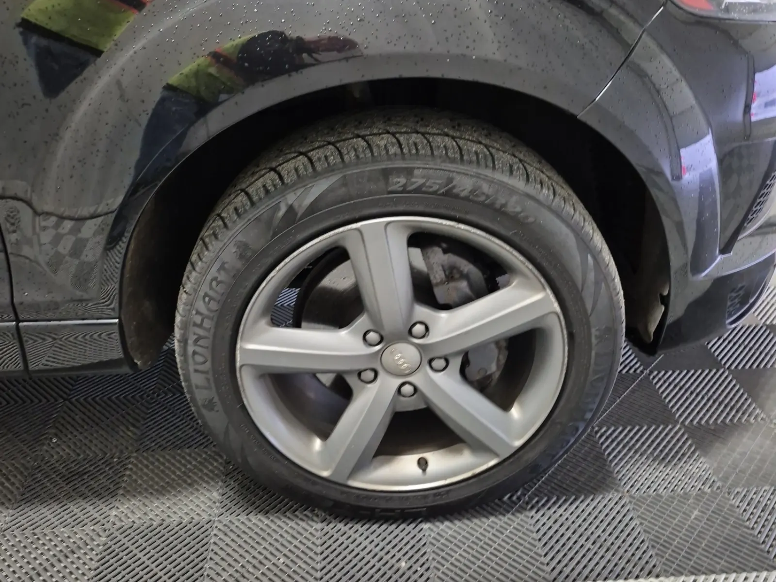 Right Front Wheel/Tire Photo