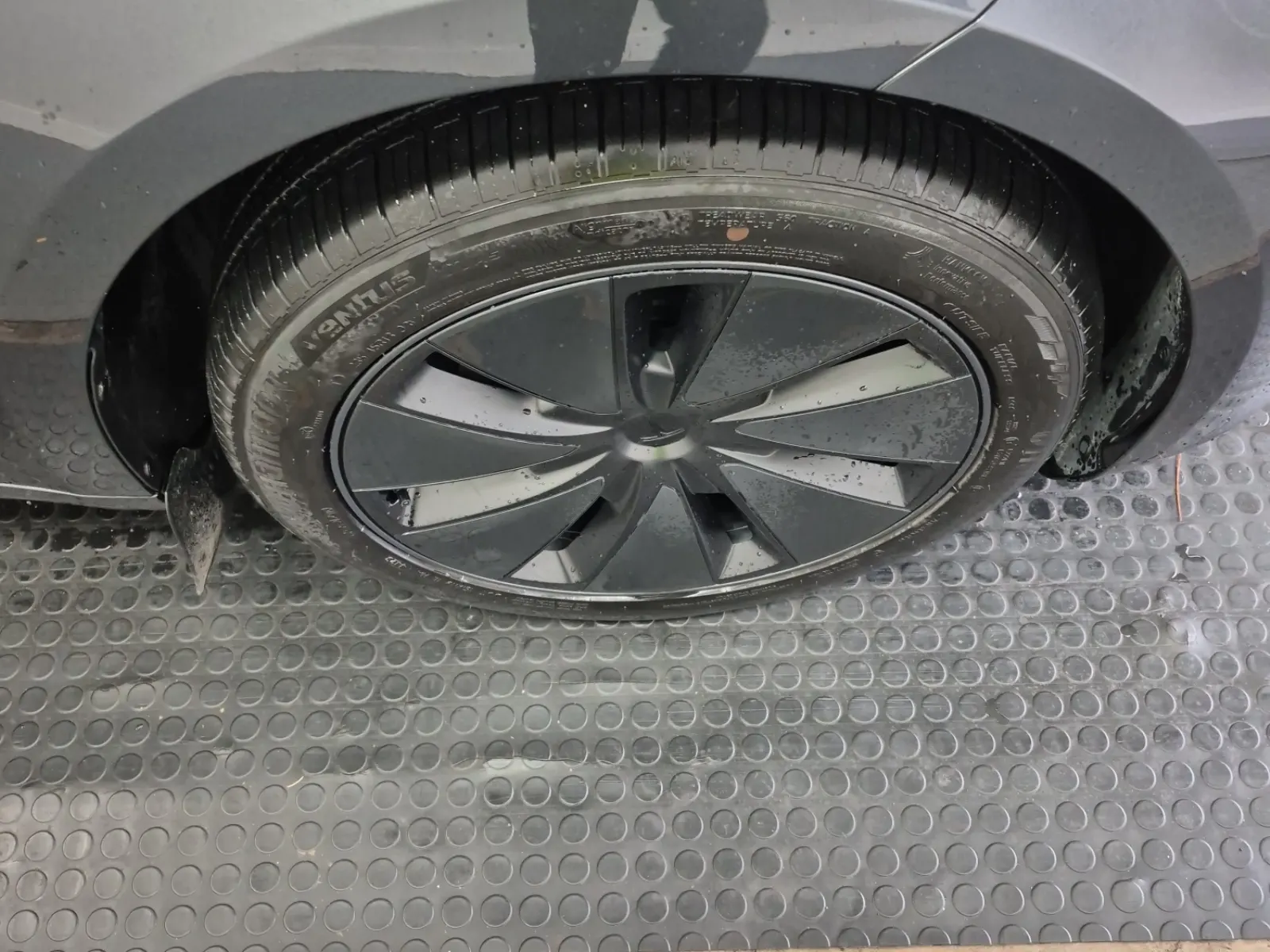 Right Front Wheel/Tire Photo