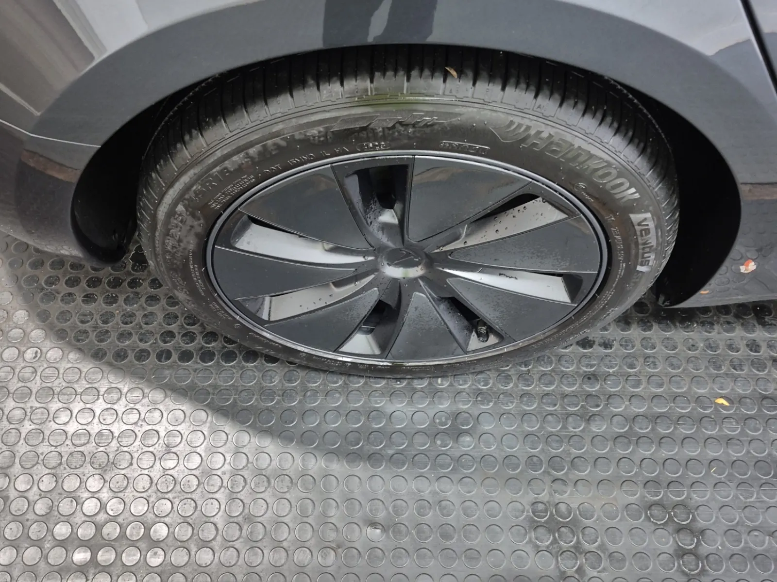 Right Rear Wheel/Tire Photo