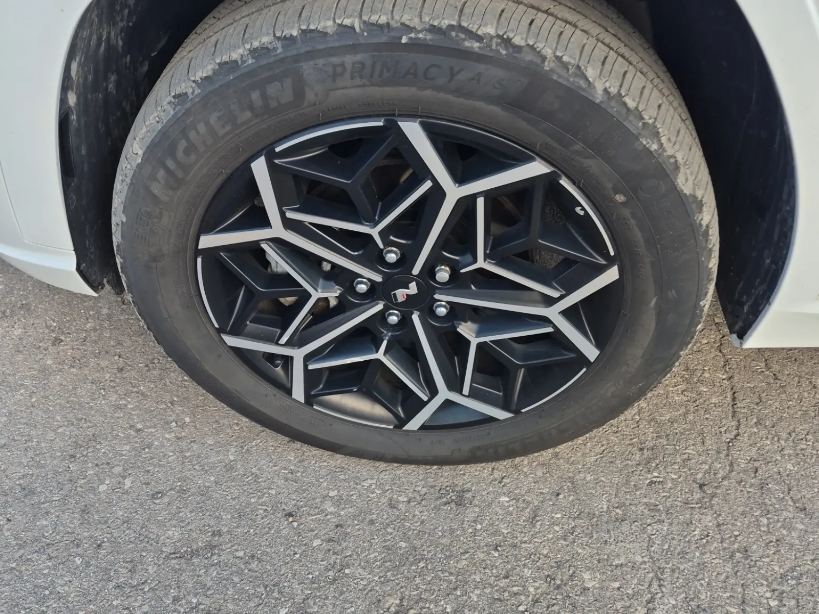 Front driver wheel/tire photo