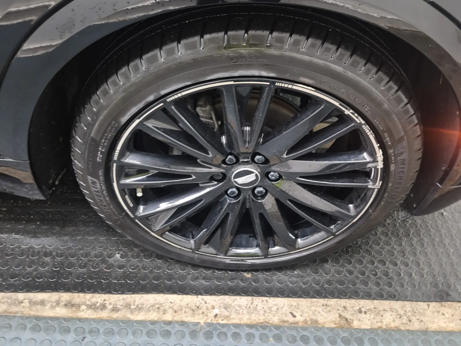 Right Front Wheel/Tire Photo