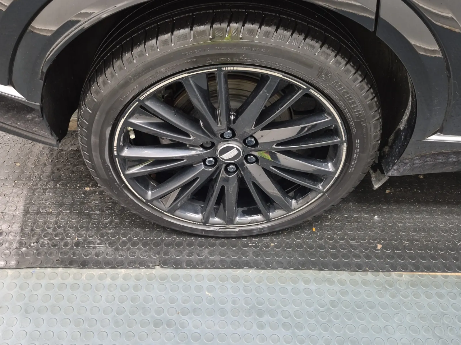 Right Rear Wheel/Tire Photo