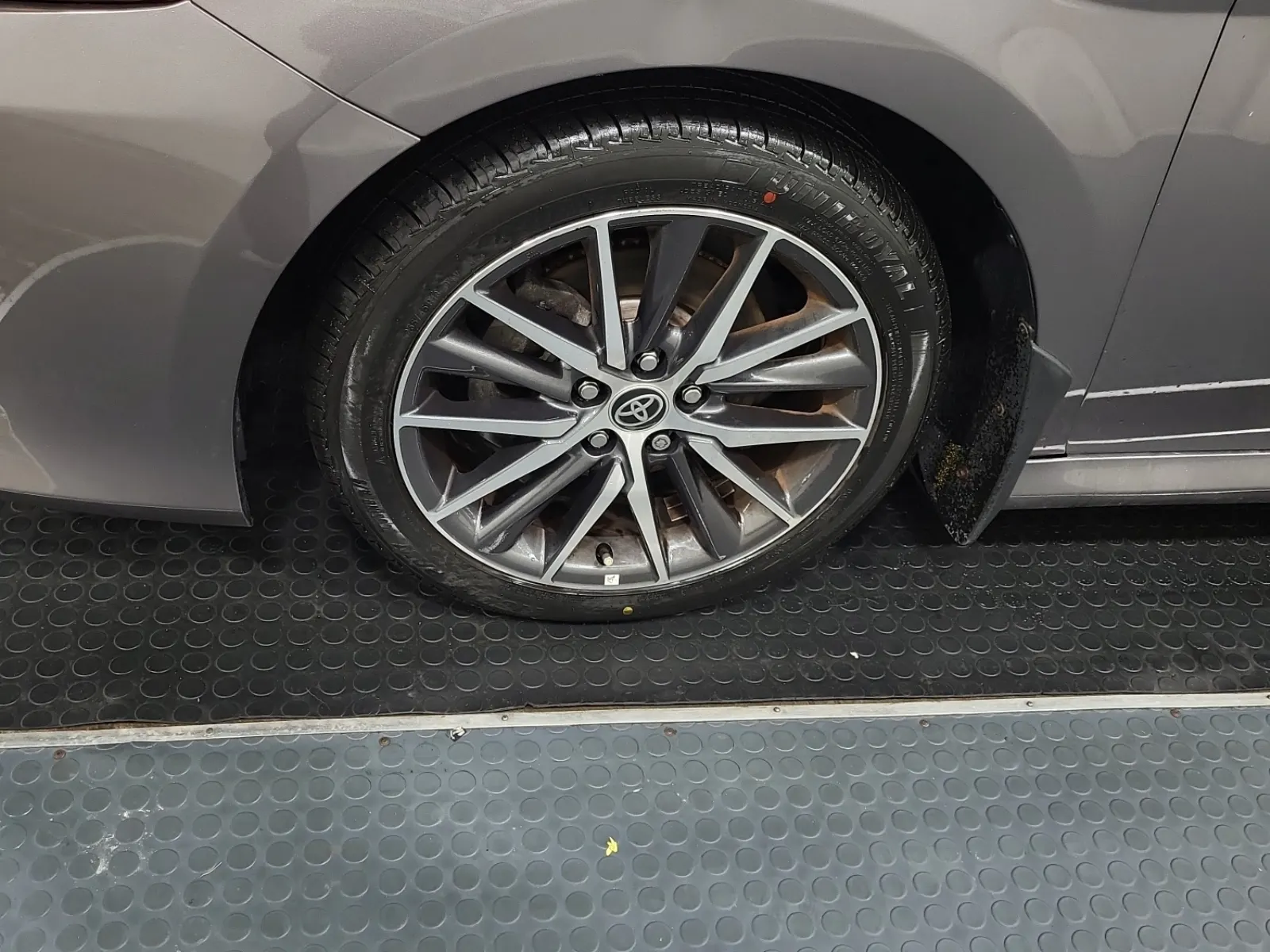 Front driver wheel/tire photo