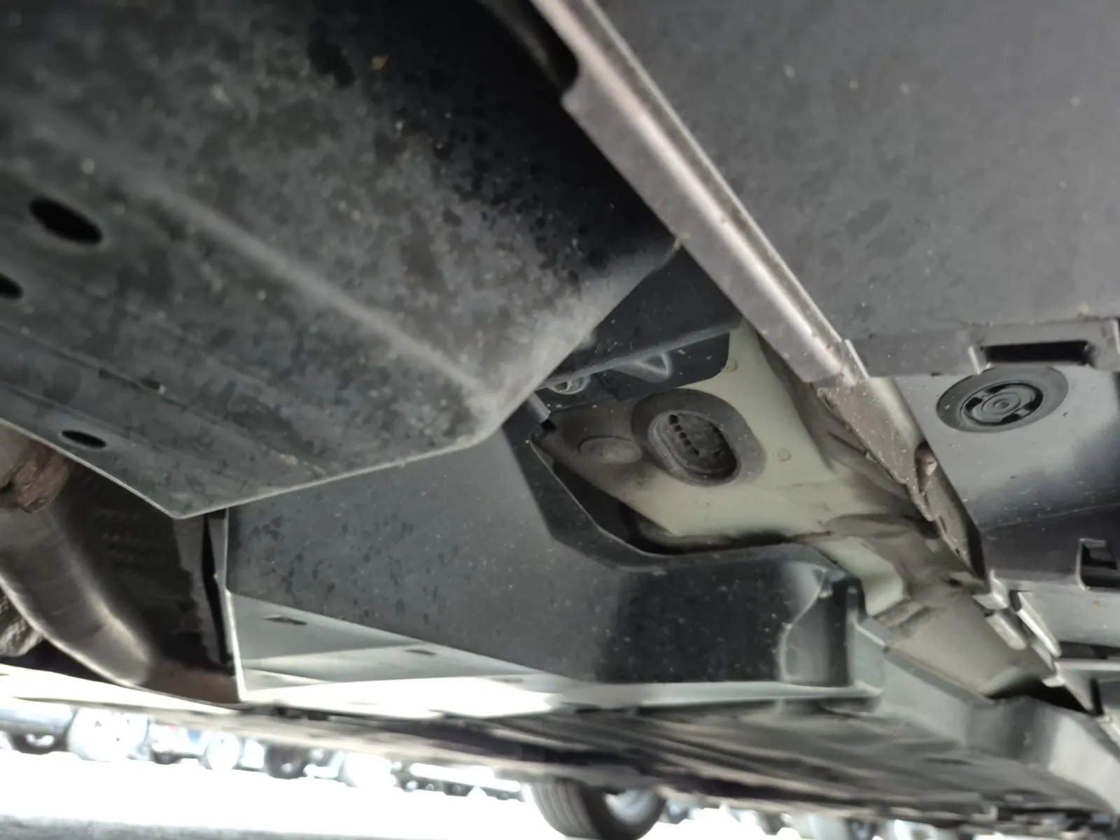 Undercarriage - Passenger Photo