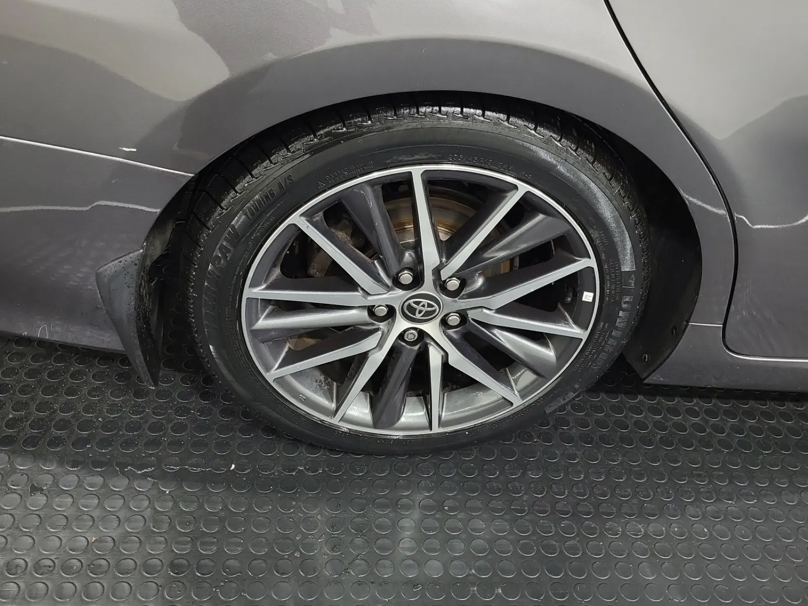 Right Rear Wheel/Tire Photo