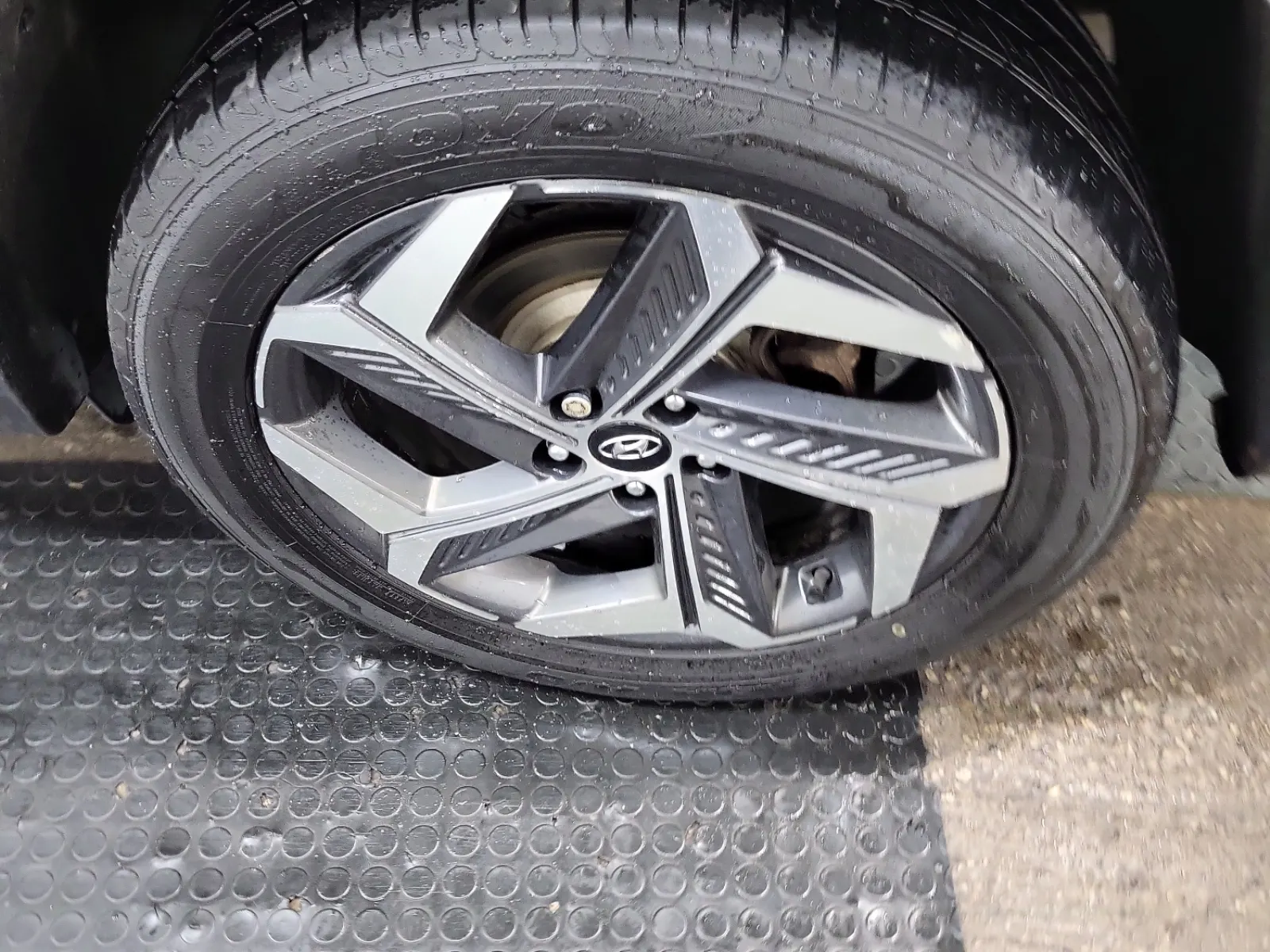 Left Rear Wheel/Tire Photo