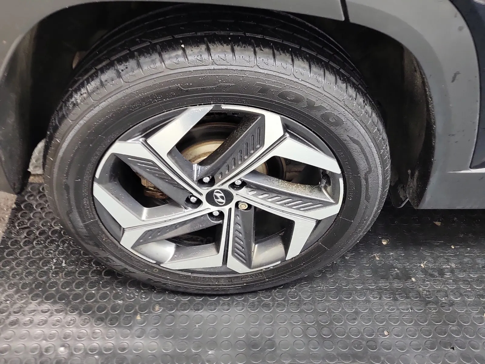 Right Rear Wheel/Tire Photo