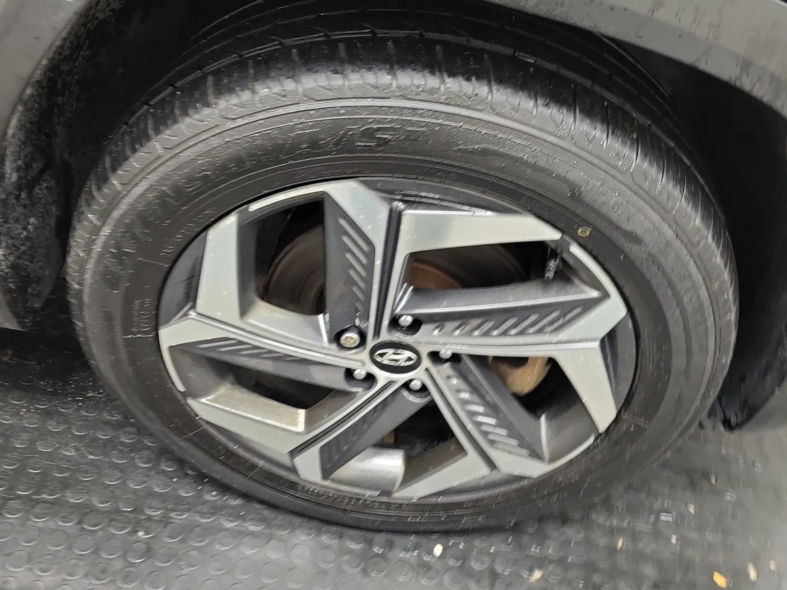 Right Front Wheel/Tire Photo