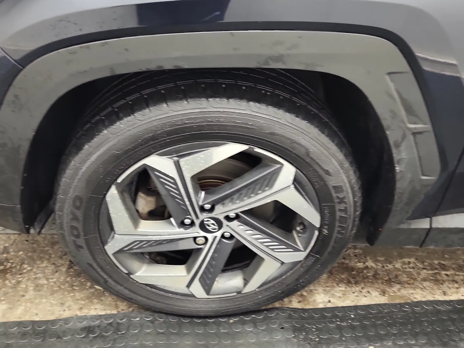 Front driver wheel/tire photo