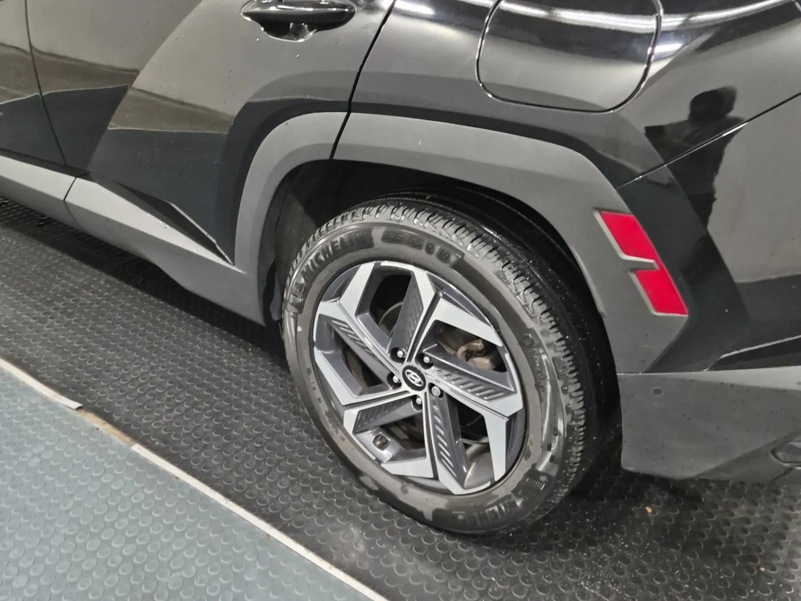 Left Rear Wheel/Tire Photo