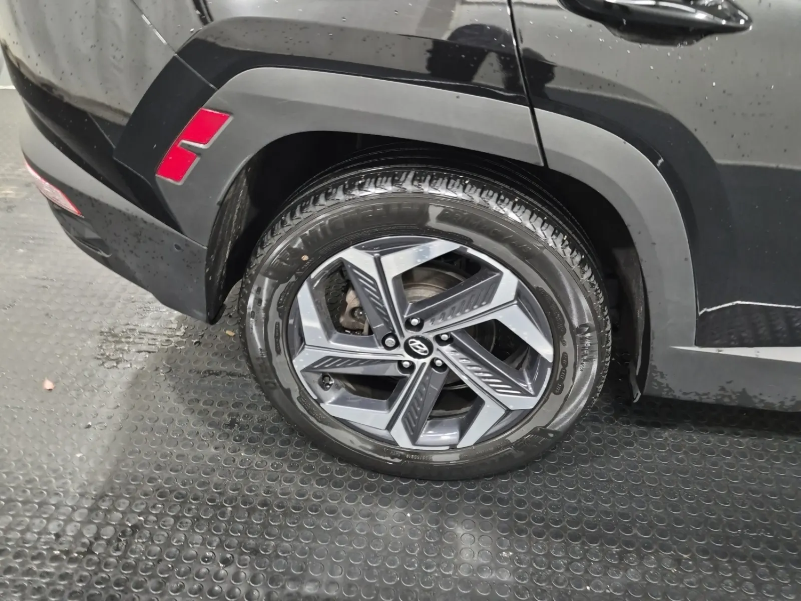 Right Rear Wheel/Tire Photo