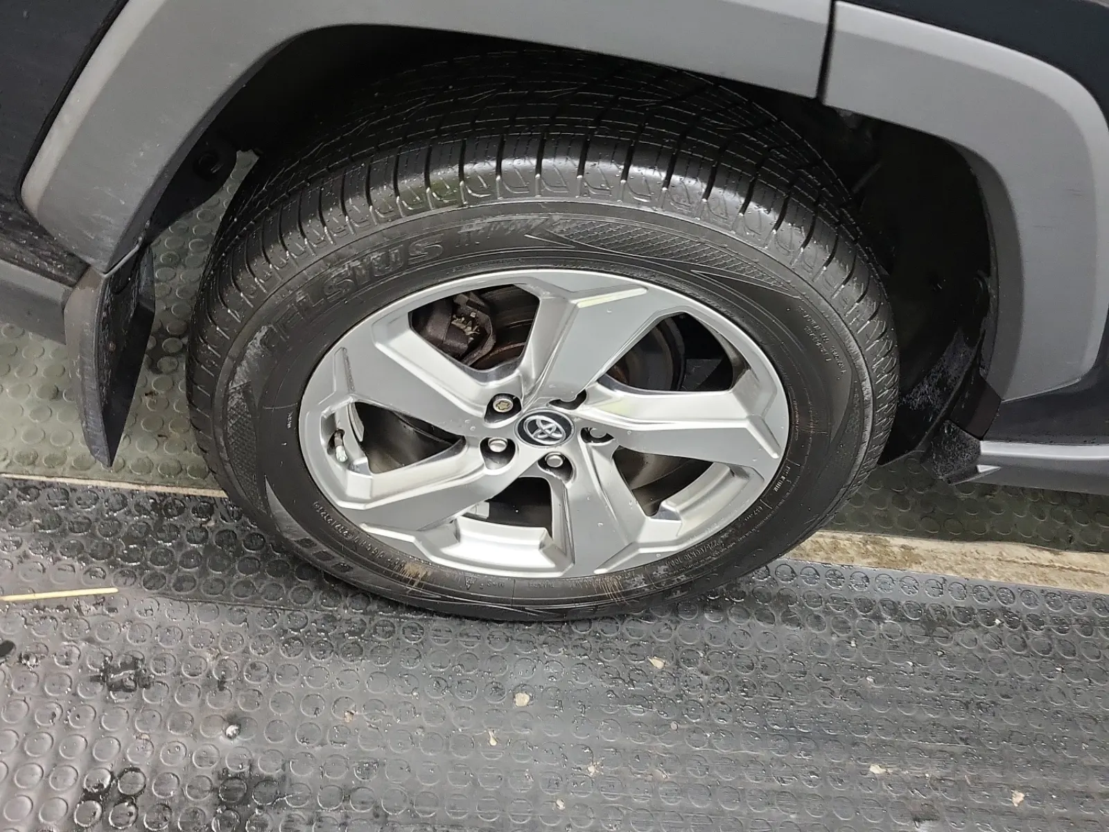 Right Rear Wheel/Tire Photo