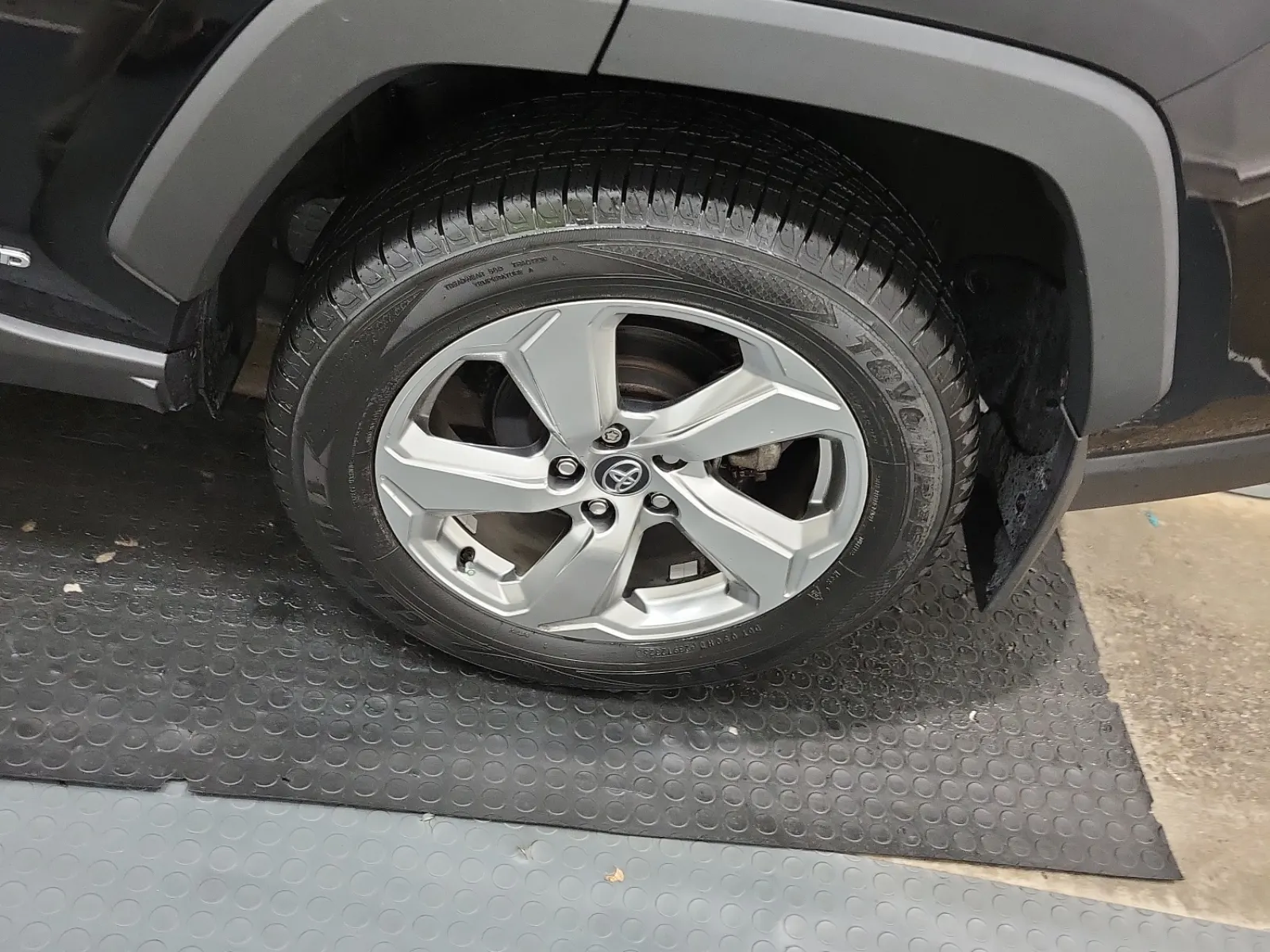 Left Rear Wheel/Tire Photo