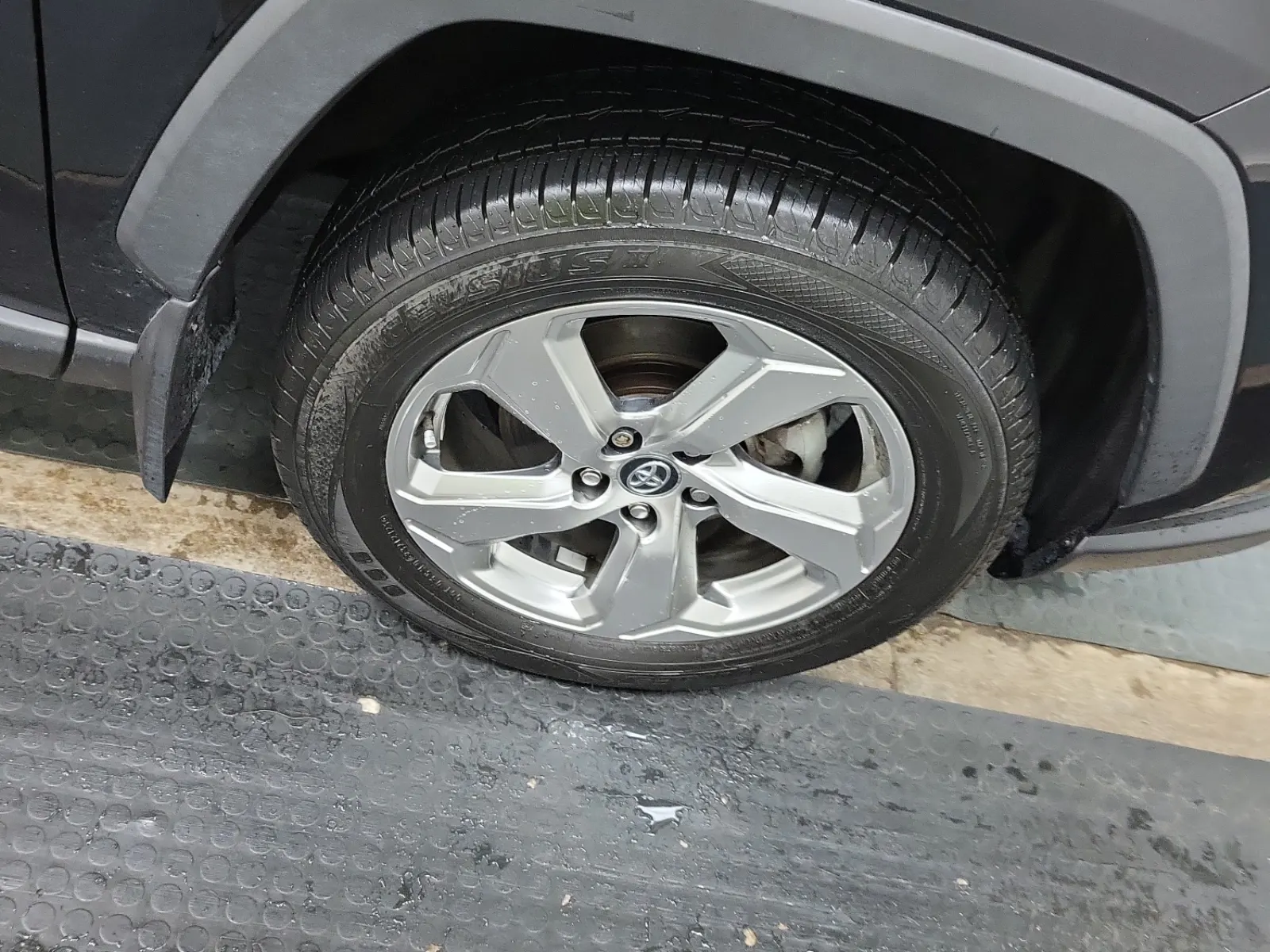 Right Front Wheel/Tire Photo
