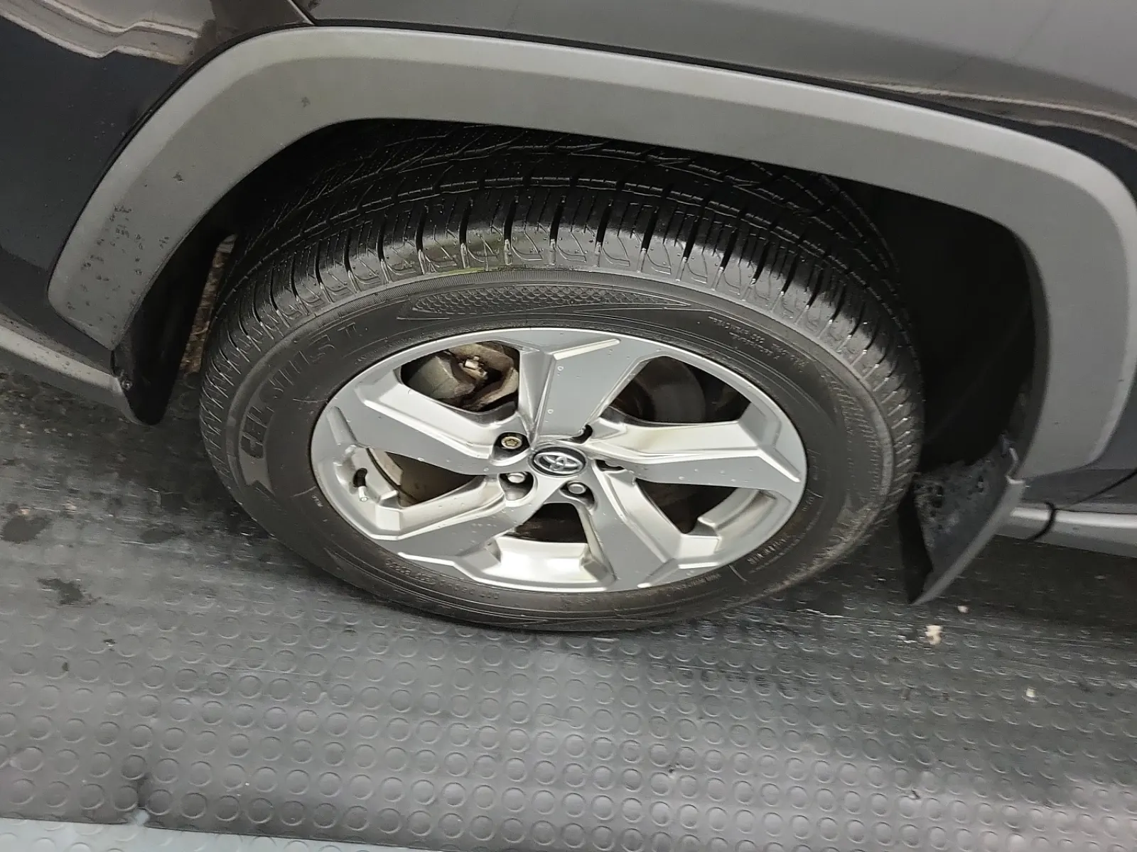 Front driver wheel/tire photo