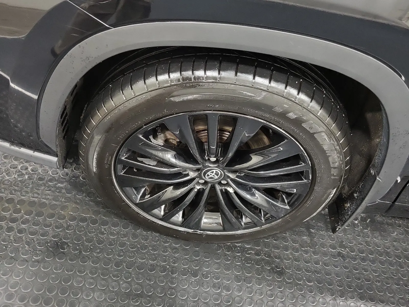 Front driver wheel/tire photo