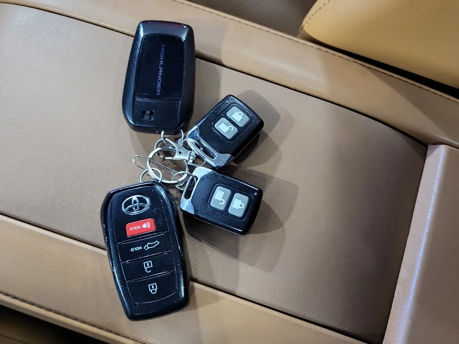 Keys/Fobs/Manual Photo