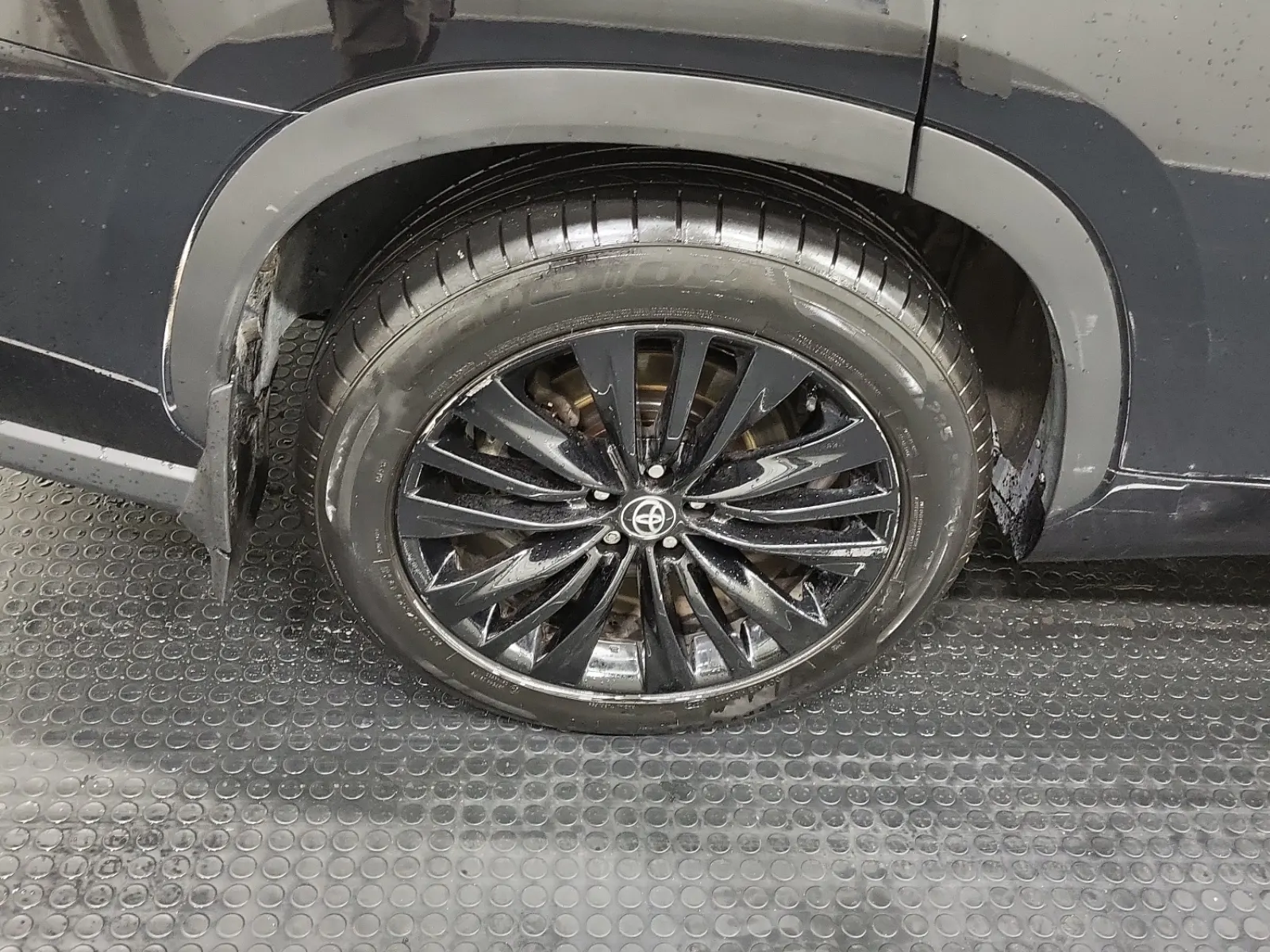 Right Rear Wheel/Tire Photo