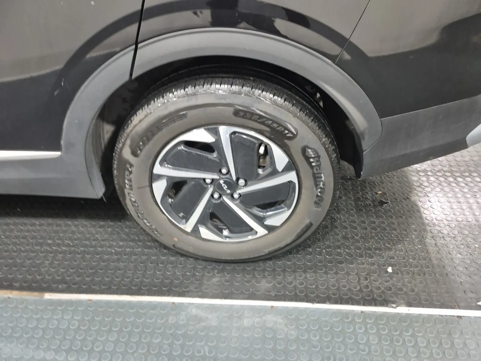 Left Rear Wheel/Tire Photo