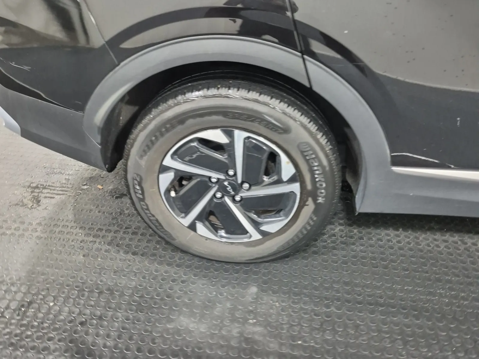 Right Rear Wheel/Tire Photo