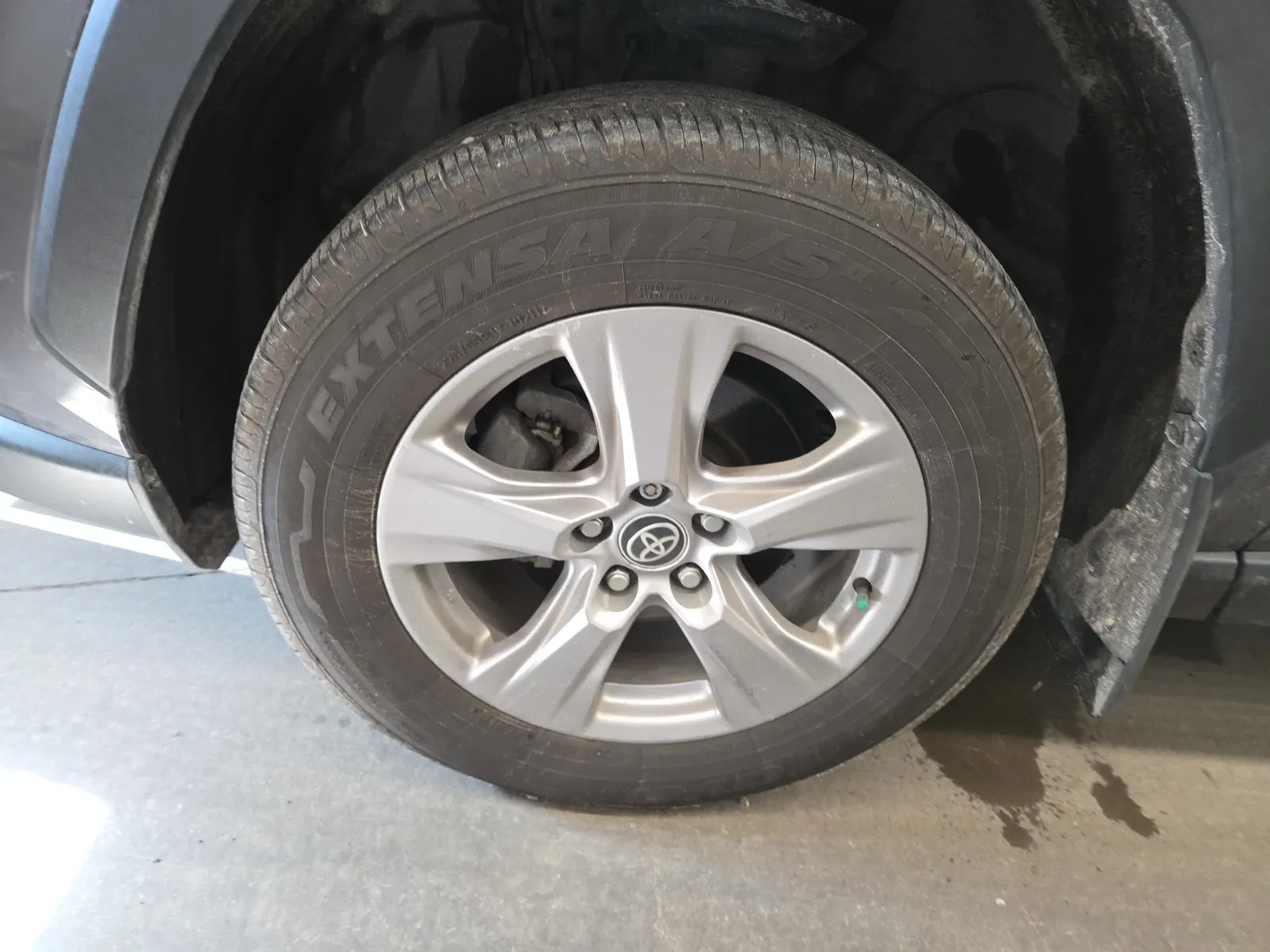 Front driver wheel/tire photo