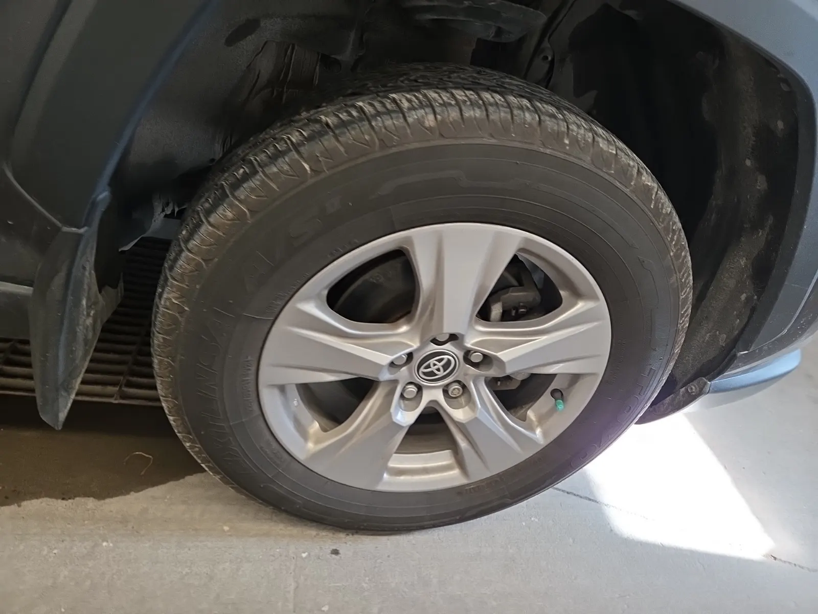 Right Front Wheel/Tire Photo