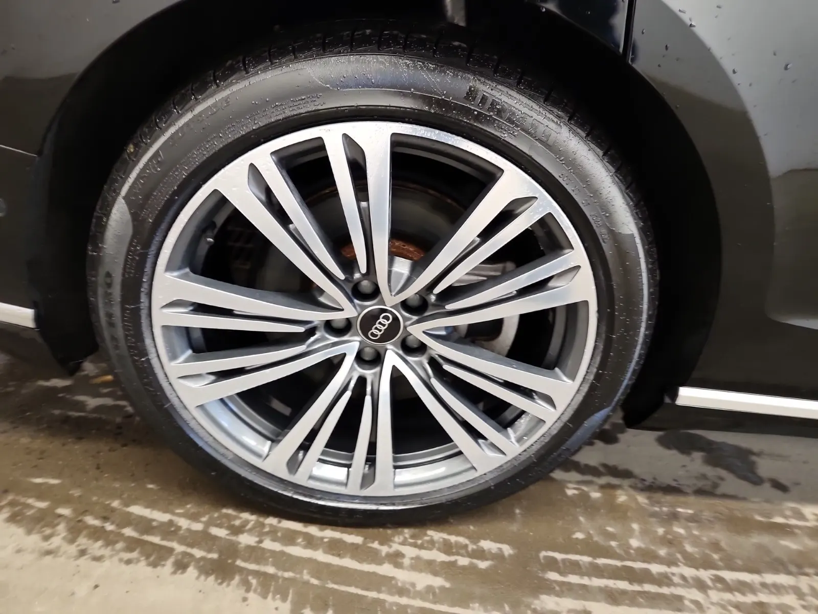 Right Rear Wheel/Tire Photo