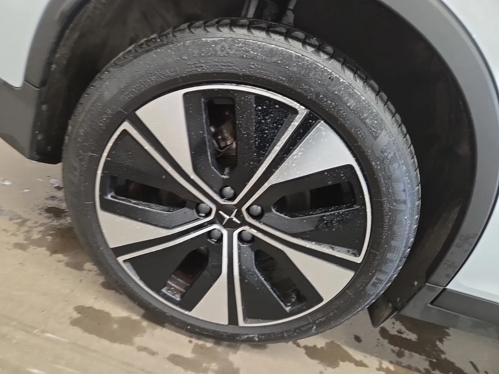 Right Rear Wheel/Tire Photo