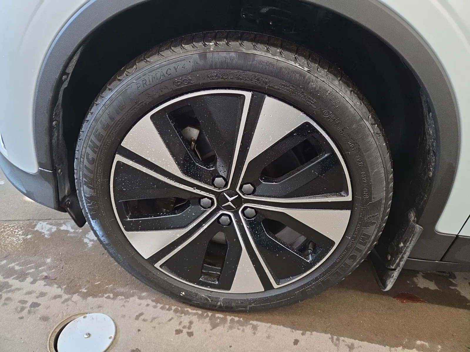 Front driver wheel/tire photo