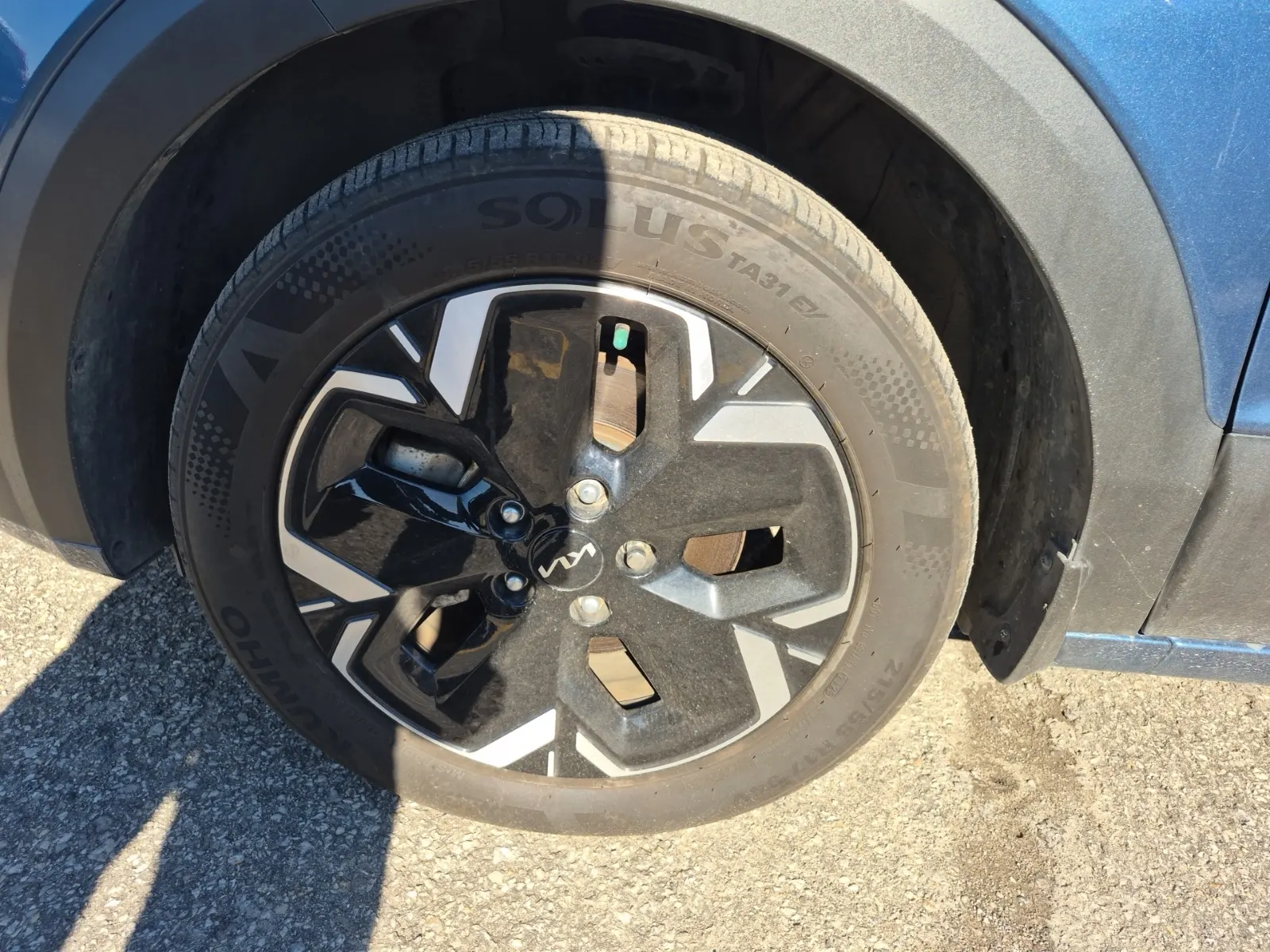 Front driver wheel/tire photo