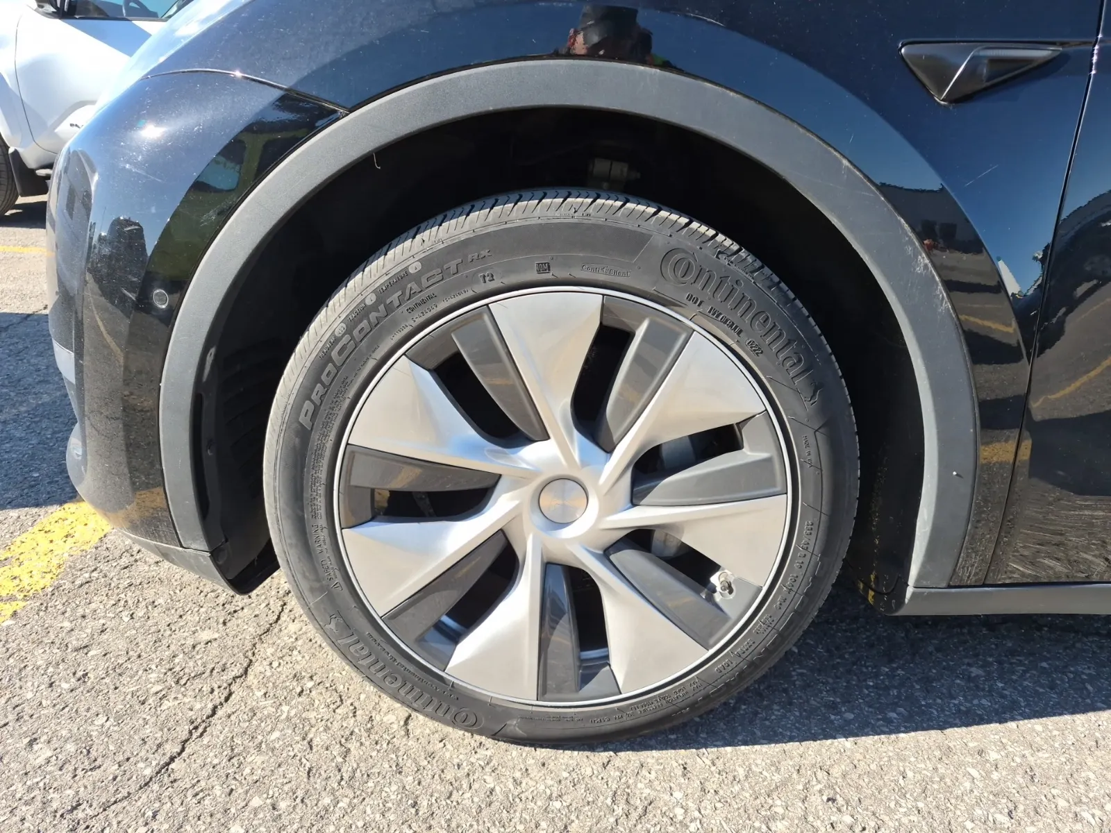 Front driver wheel/tire photo
