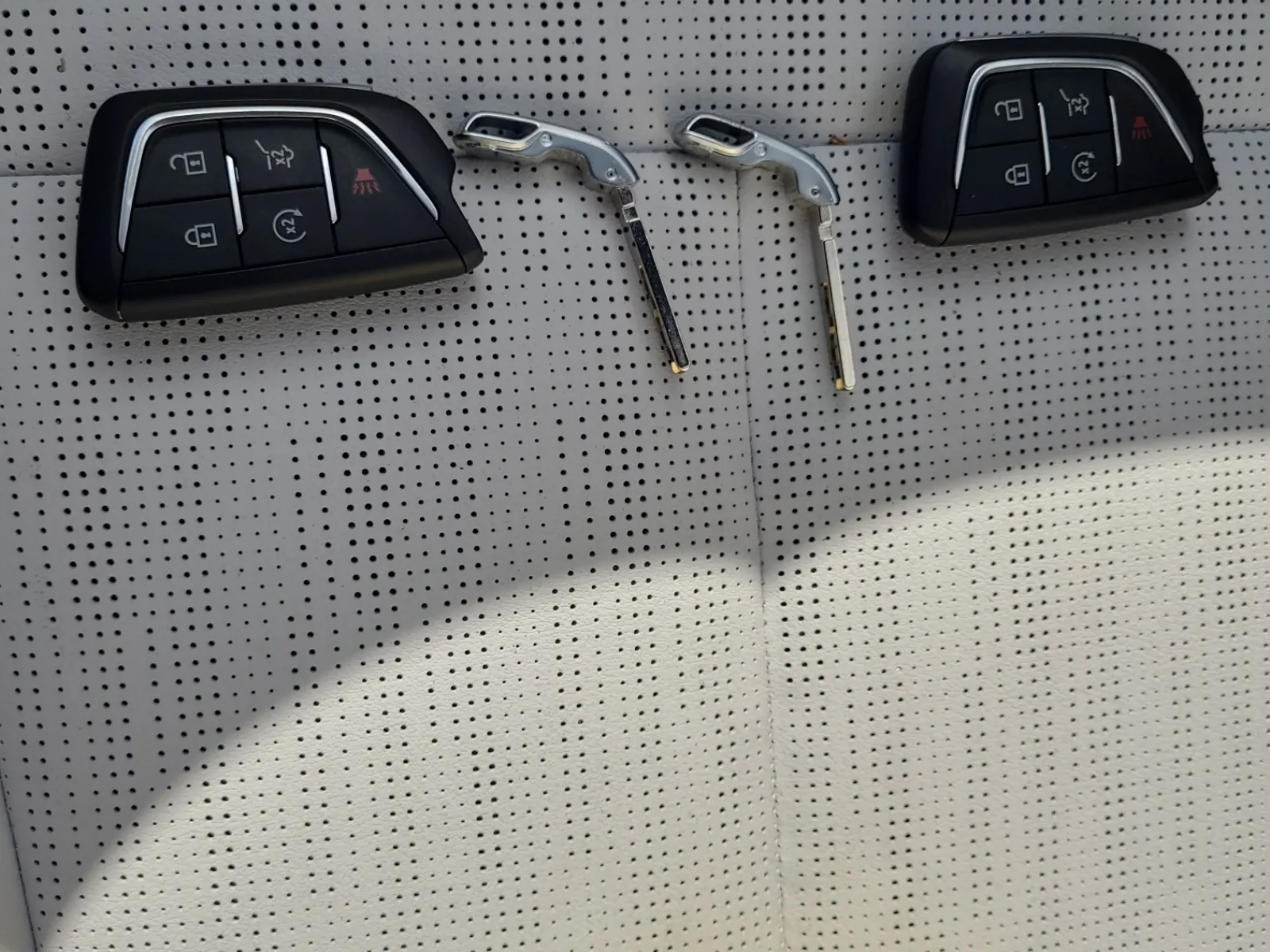 Keys/Fobs/Manual Photo