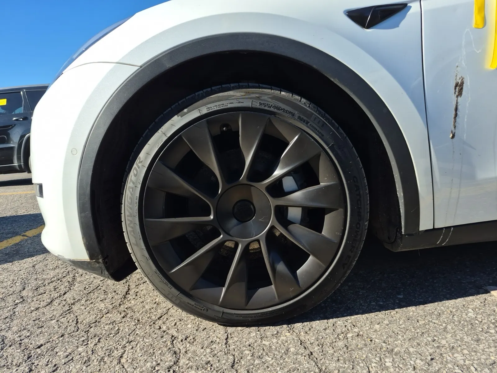Front driver wheel/tire photo