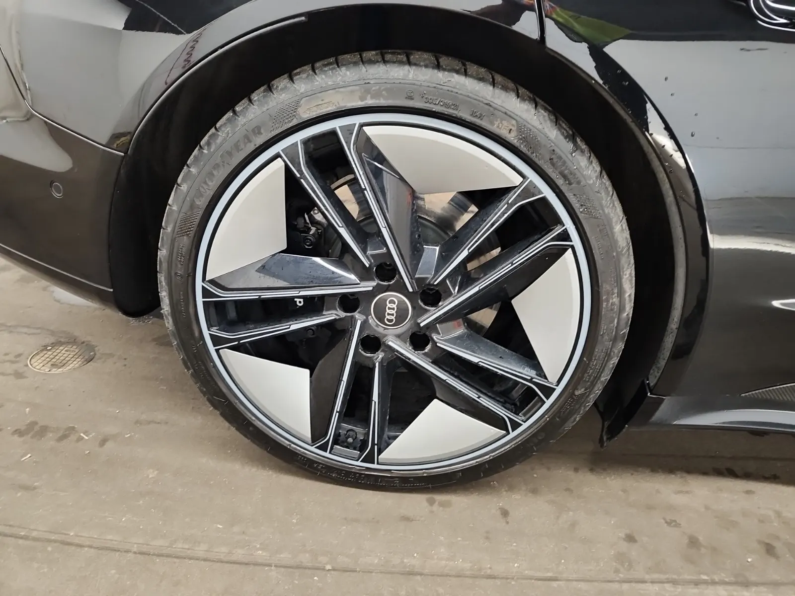 Right Rear Wheel/Tire Photo