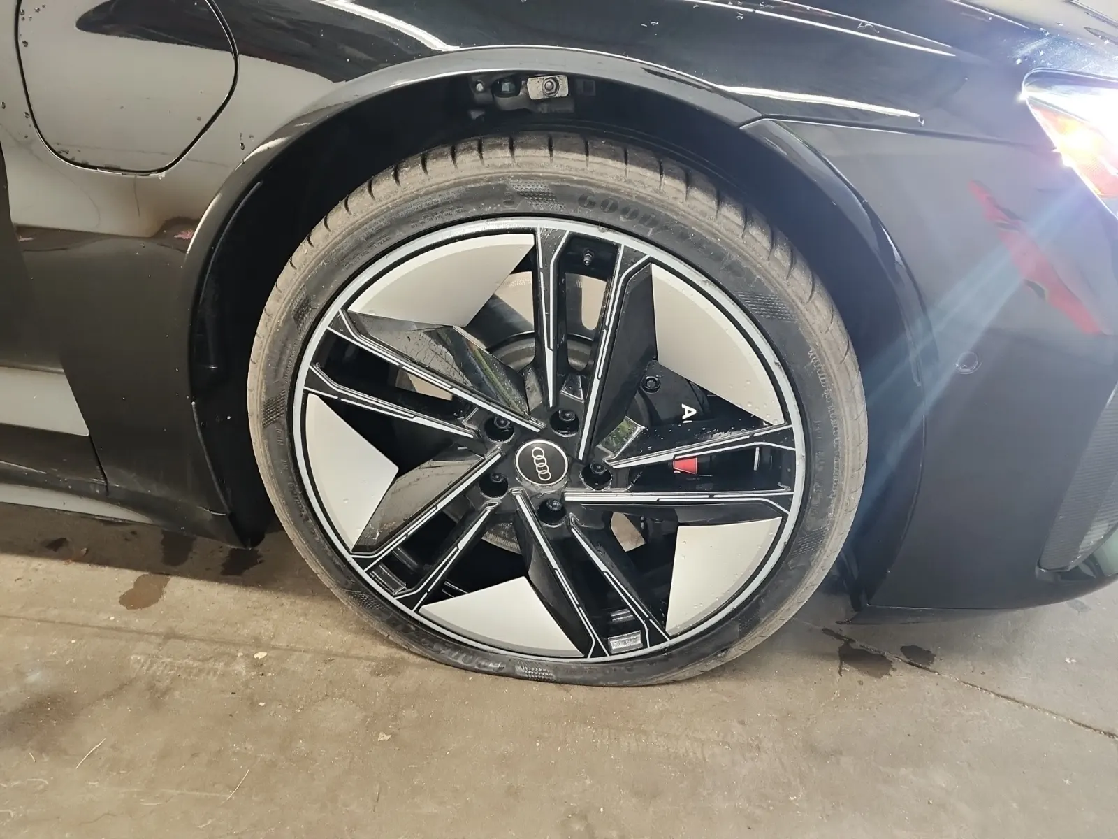 Right Front Wheel/Tire Photo