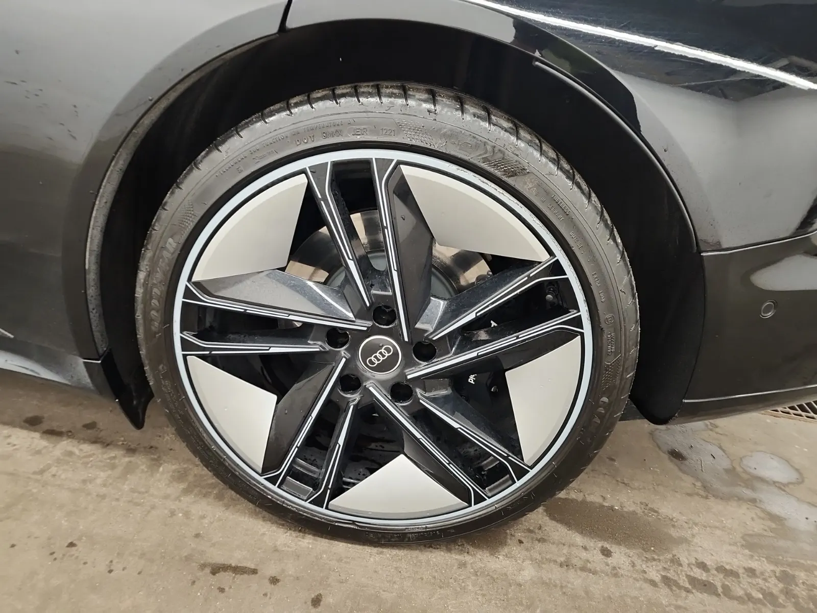 Left Rear Wheel/Tire Photo