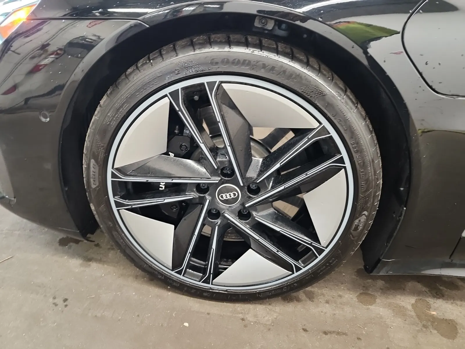 Front driver wheel/tire photo
