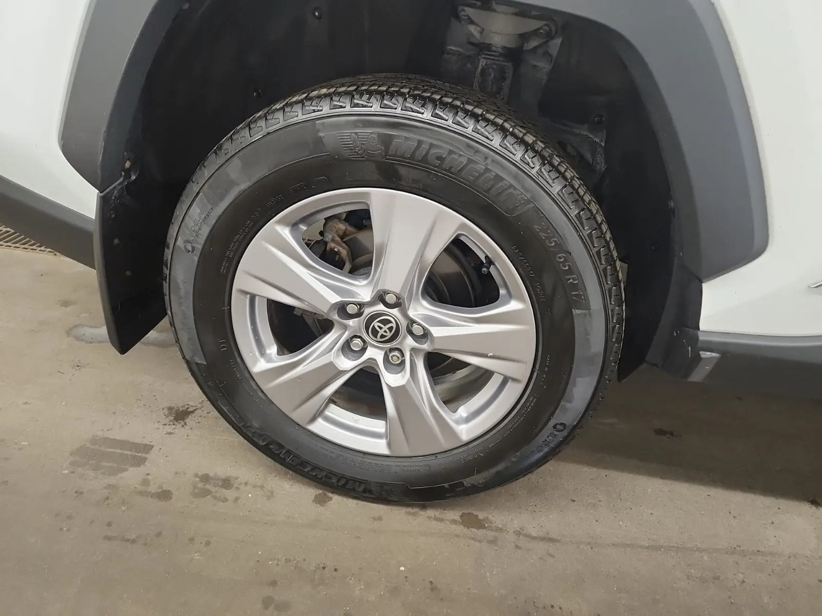 Right Rear Wheel/Tire Photo