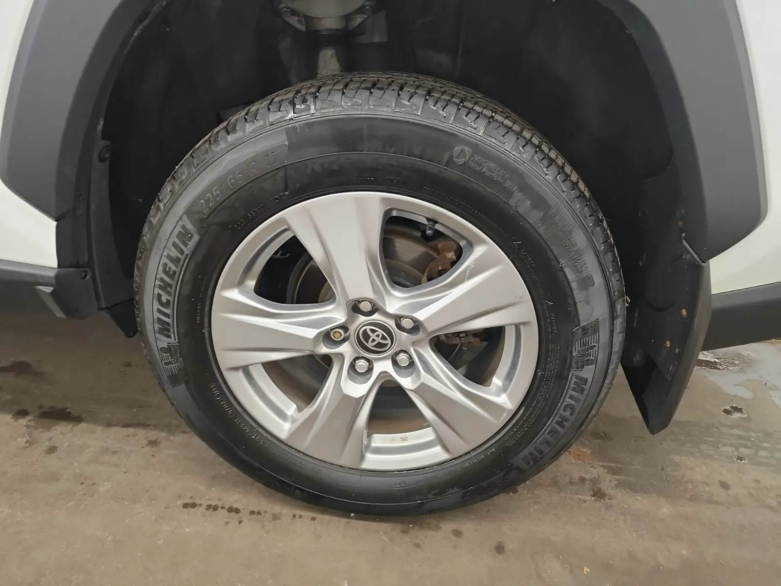 Left Rear Wheel/Tire Photo
