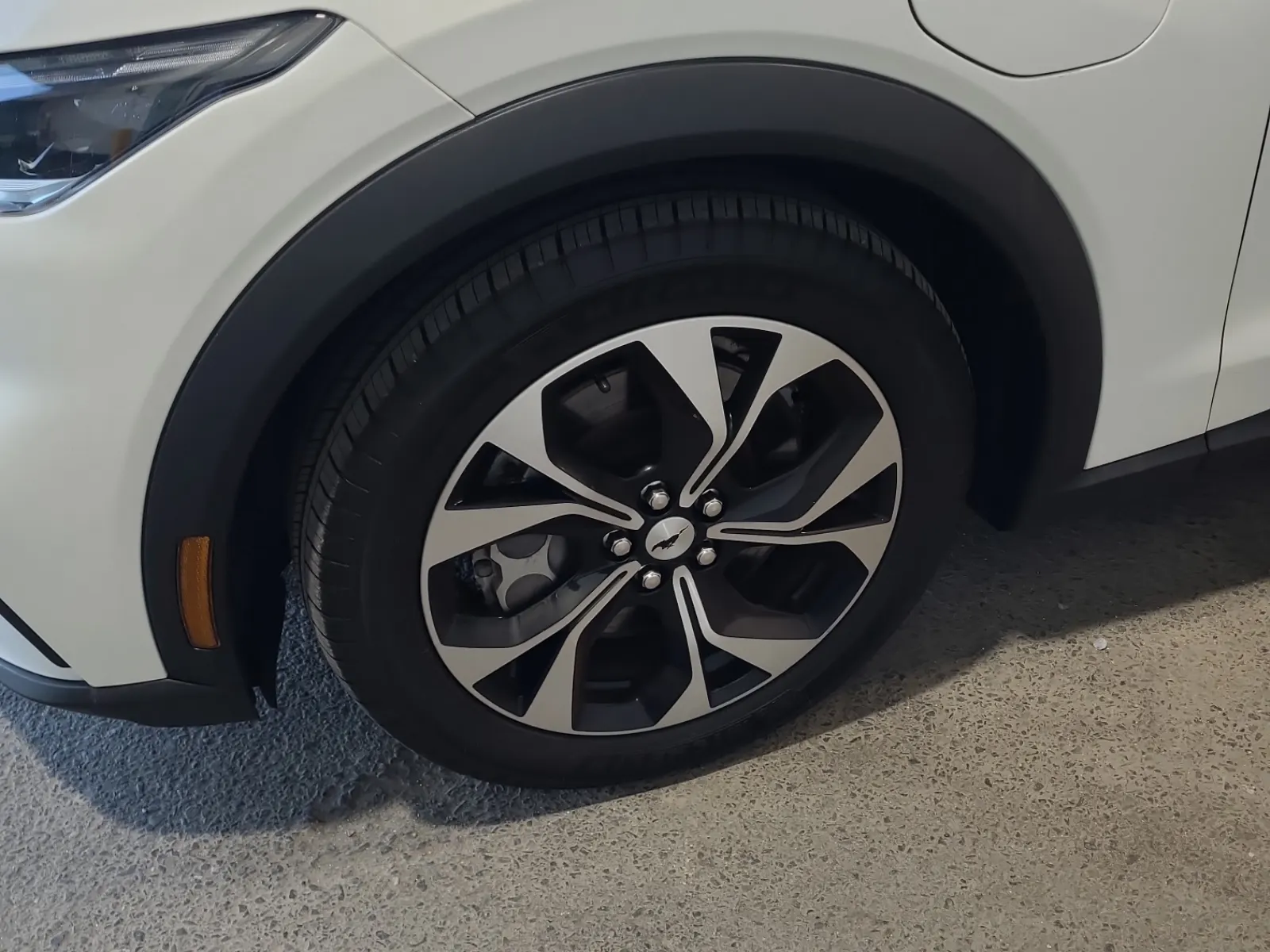 Front driver wheel/tire photo